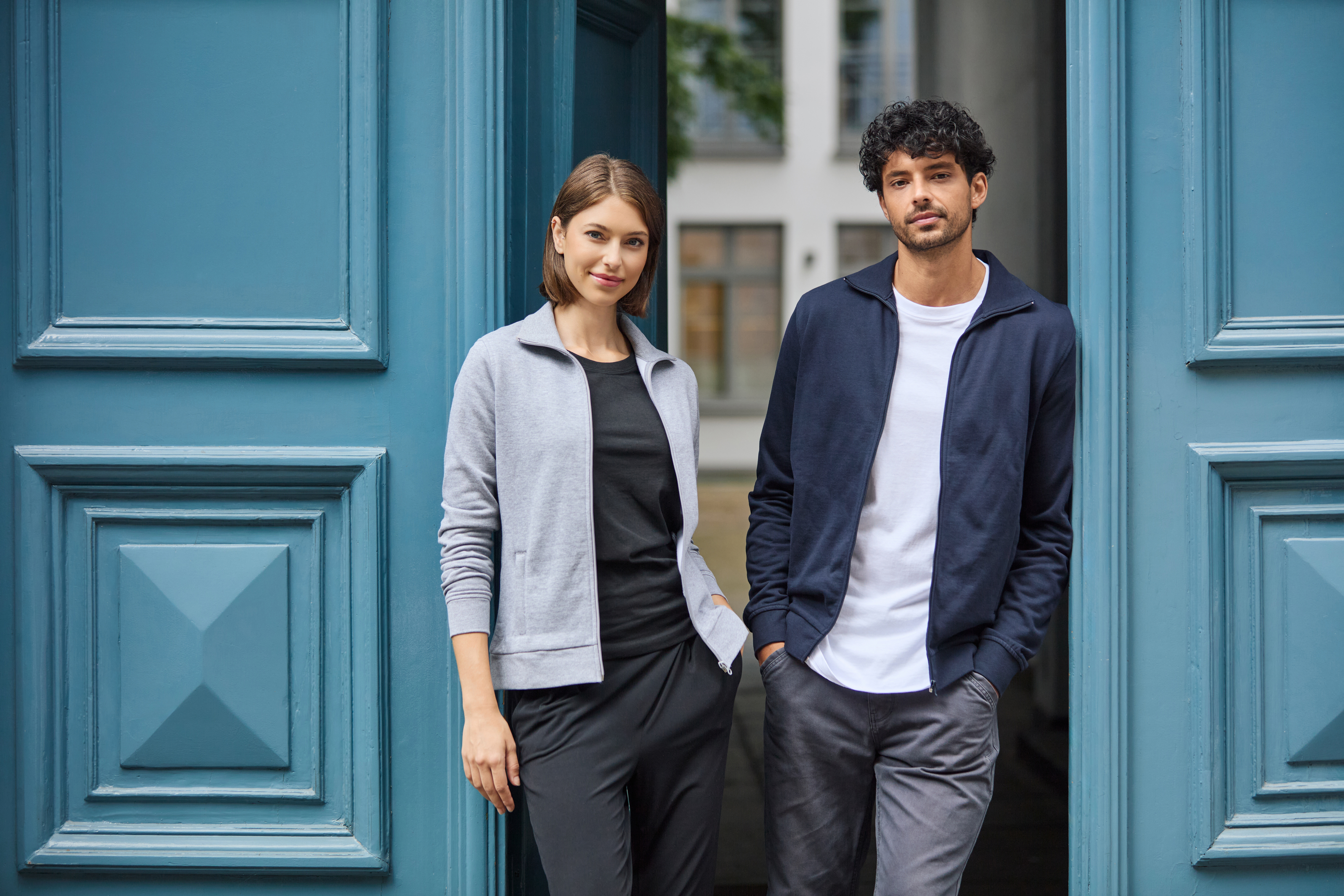 Trends vs. Basics: So kombinierst du Kleidung stilvoll und nachhaltig